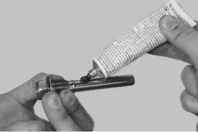 10. Смажьте направляющий палец тугоплавкой смазкой.