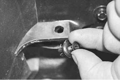 2. Выверните пластмассовый фиксатор заднего крепления брызговика...