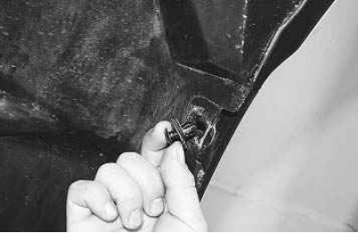 5. ...и снимите брызговик переднего колеса с автомобиля.