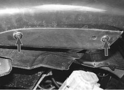 6. Выверните фиксатор и извлеките верхний пистон крепления подкрылка к крылу.