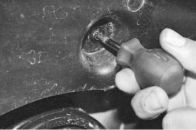 8. Выверните винт переднего...