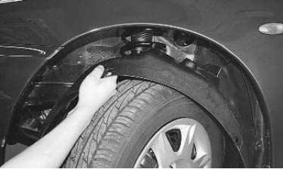 10. ...и два винта заднего крепления подкрылка к кузову...