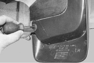 1. Выверните винт нижнего крепления брызговика к бамперу.