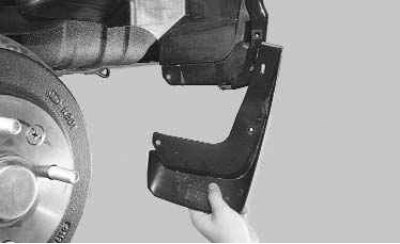 4. Выверните два винта верхнего крепления брызговика к бамперу...