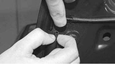 1. Откройте капот и установите его на упор.