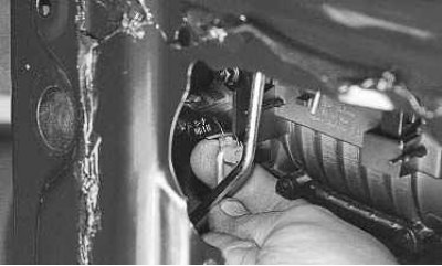 1. Поднимите стекло, снимите обивку передней двери и влагозащитную пленку (см. «Снятие и установка…