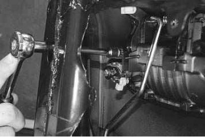 5. Отклейте заглушку отверстия в панели двери, через которое открывается доступ к гайке задней…