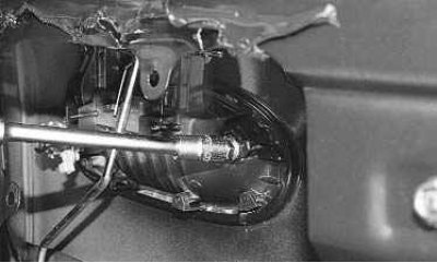 6. Отверните гайку шпильки заднего крепления наружной ручки...