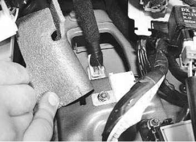 1. Отсоедините провод от клеммы «–» аккумуляторной батареи.