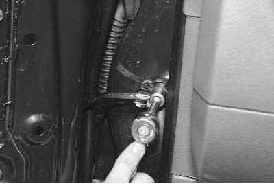 2. Разъедините колодку жгута проводов, расположенную в полости передней стойки.