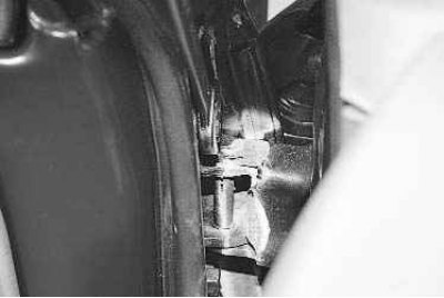 3. Выверните болт крепления ограничителя открывания двери к стойке кузова.