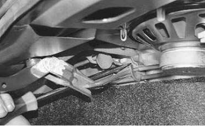 Примечание. Операции по замене торсионов показаны на левом торсионе крышки багажника.