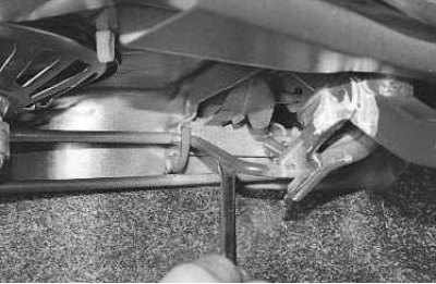 3. Выведите торсион из зацепления с левым...