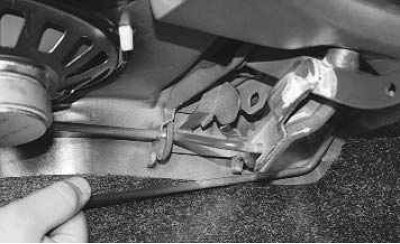 4. ...и правым кронштейнами на кузове...