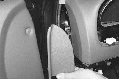 6. Снимите левую нижнюю накладку панели приборов (см. «Снятие и установка левой нижней облицовки…