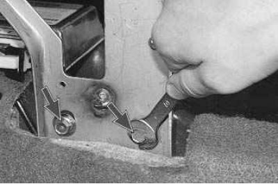 9. Снимите вал рулевой колонки (см. «Замена валов рулевого управления»).