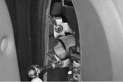 10. Выверните по два болта левого и правого креплений консоли панели приборов к кузову.