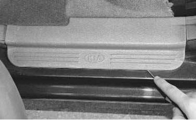 Снятие облицовок порогов дверей показано на проеме двери водителя.