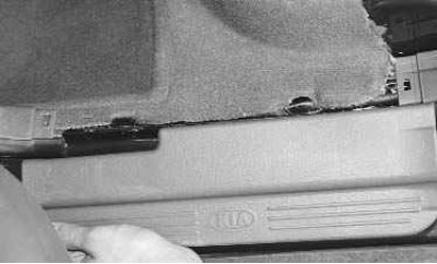 1. Подденьте облицовку отверткой с жалом, обернутым изоляцией...