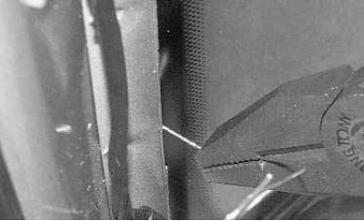 5. Снимите резиновую окантовку ветрового стекла и тщательно очистите ее. Если окантовка повреждена…