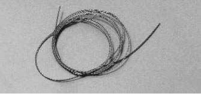 Внимание! Не допускайте касания стальной струны края ветрового стекла или отбортовки кузова.