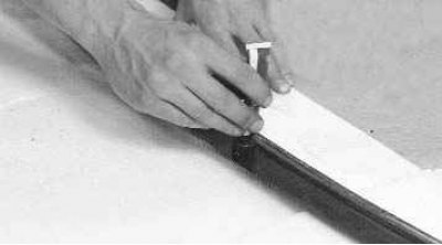 11. Нанесите активатор/очиститель на край стекла и проем окна по всему периметру.