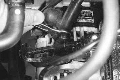 Вам потребуются: ключи «на 12», «на 14».