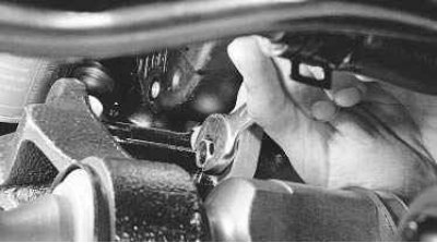 1. Ослабьте болт крепления генератора к натяжной планке...