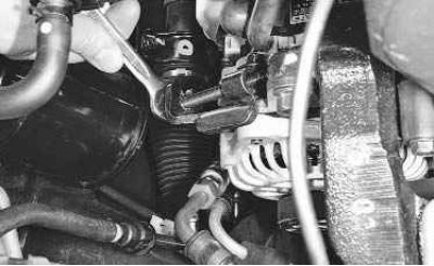 2. ...и болт крепления генератора к кронштейну двигателя.