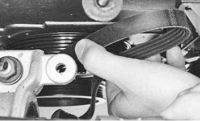 3. Вращая регулировочный болт, ослабьте натяжение ремня (см. «Проверка и регулировка натяжения…