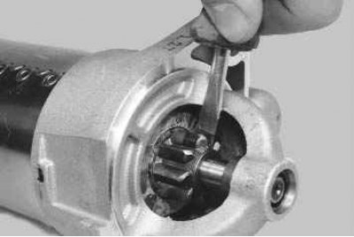 1. С помощью отвертки проверьте легкость перемещения муфты свободного хода привода вдоль вала.