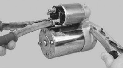 3. Соедините проводами для «прикуривания» клемму «–» снятой с автомобиля аккумуляторной батареи с…