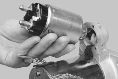 3. Выверните три болта крепления тягового реле к крышке стартера со стороны привода...