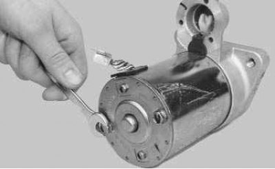 4. ...и снимите тяговое реле.