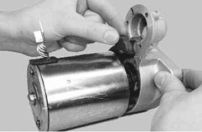 5. Выверните стяжные болты...