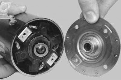 10. Выверните два болта крепления щеточного узла к крышке...