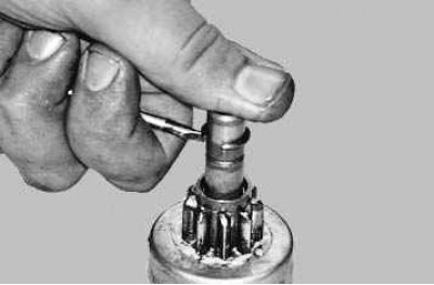 15. Сдвиньте по валу якоря ограничительное кольцо с помощью подходящей оправки.