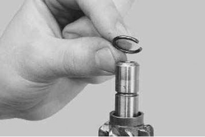 16. Подденьте отверткой...