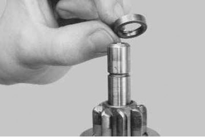 17. ...и снимите стопорное кольцо.