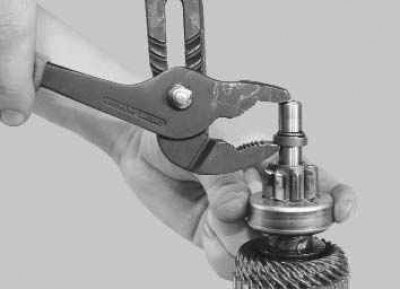 2. Смажьте моторным маслом подшипники (втулки) в крышках стартера.