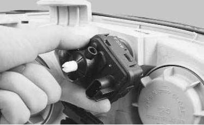 2. Снимите блок-фару (см. «Замена блок-фары»).