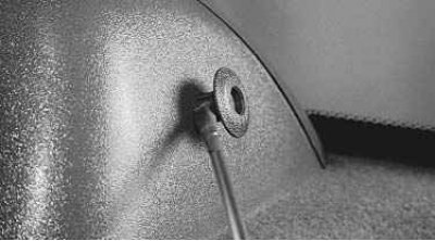 3. Утопите отверткой фиксатор пистона.