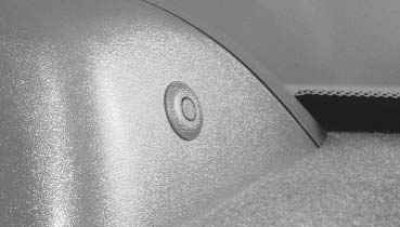 Примечание. При установке пистонов сначала вытяните фиксатор наружу, установите пистон на место...