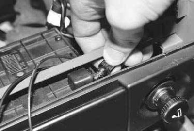 2. Снимите облицовку панели приборов (см. «Снятие и установка верхней облицовки панели приборов»).