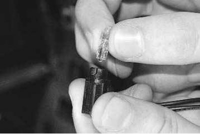 3. Извлеките патрон лампы подсветки пепельницы.