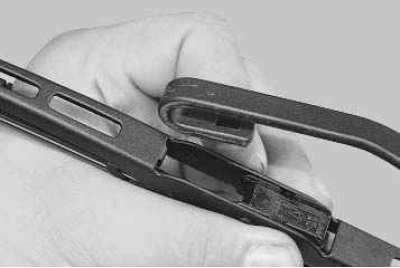 3. ...и сдвиньте щетку вдоль рычага стеклоочистителя.