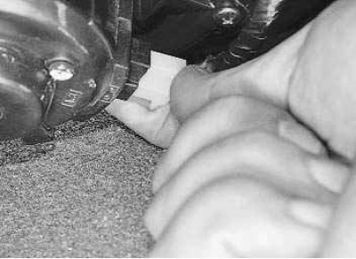 2. Снимите панель приборов (см. «Снятие и установка панели приборов»).