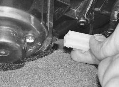 3. Сожмите фиксатор...