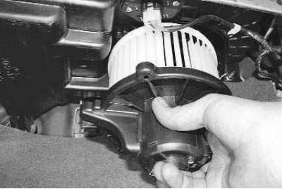 5. Выверните три винта крепления...