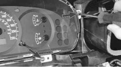 2. Снимите верхнюю облицовку панели приборов (см. «Снятие и установка верхней облицовки панели…